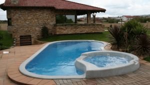 Una piscina con spa obra de Freedom Pools Center
