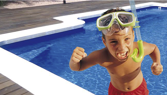 Un niño alegre en una piscina de Freedom Pools Center